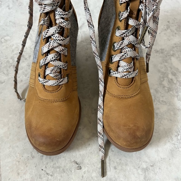 Sorel Lexie Camel Tan Gray Fleece Wedge Lace Up Burnished Ankle Boots 6.5 - Picture 2 of 6